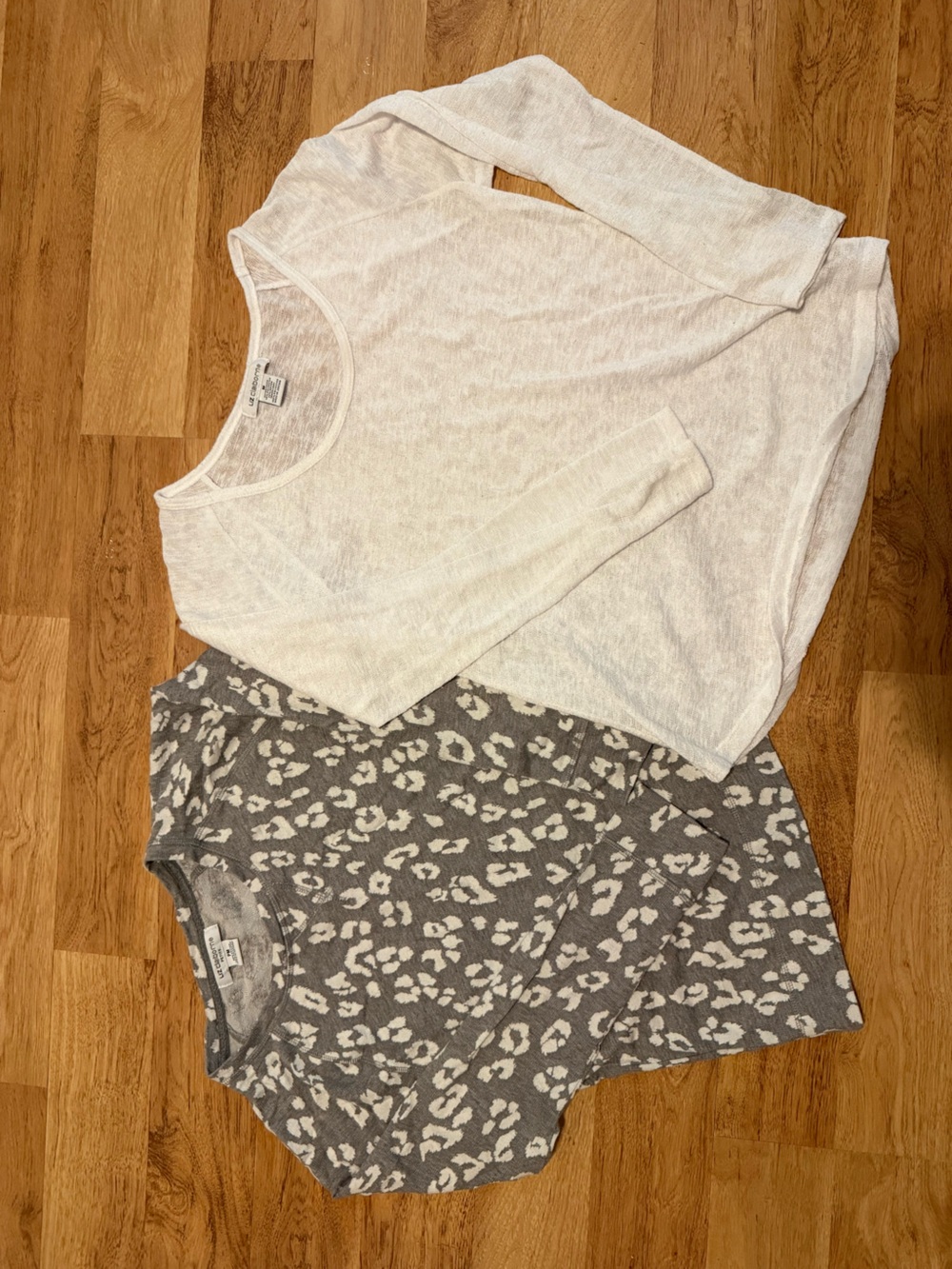 Liz Claiborne Petite Women’s Sweater Tops M Gray Leopard & Ivory Set of 2